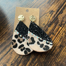 Load image into Gallery viewer, Diva Leopard Bling
